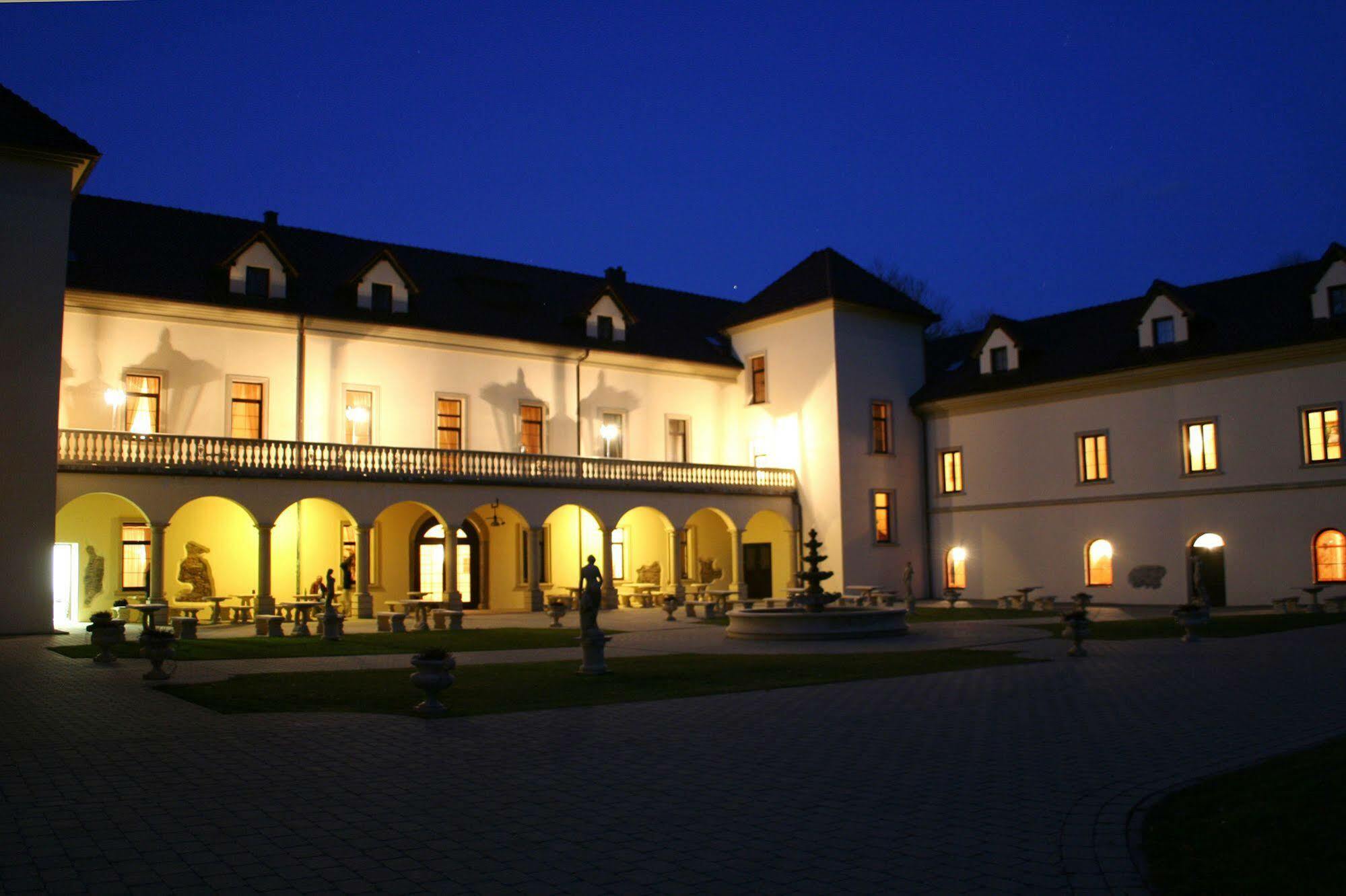Zamek Kamenny Dvur Hotel Mostov Exterior foto